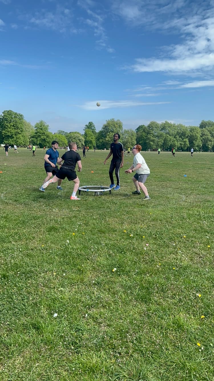 Roundnet players at the London Major